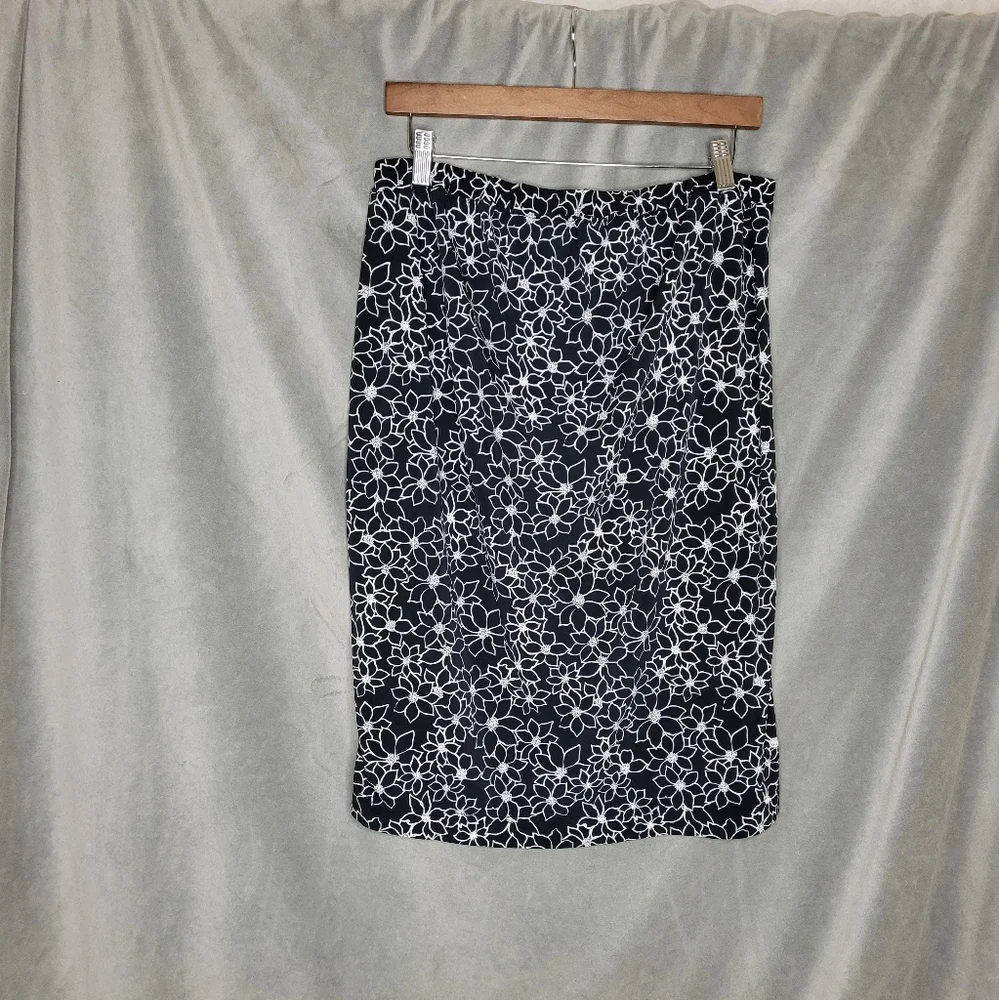 Liz Lange Maternity Skirt Womens Size Large Black White Floral Stretch